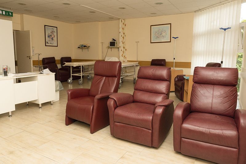 Betegőrző kényelmes barna bőr fotelekkel